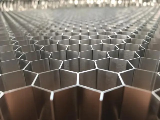 鋁蜂窩板，讓現(xiàn)代建筑更具科技感！-吉祥裝飾