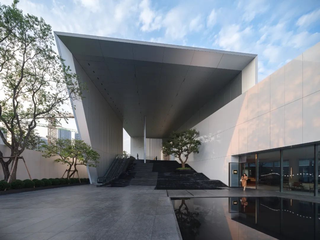 公園中的美術(shù)館：超白玻璃+鋁板的外立面設(shè)計(jì)，簡(jiǎn)潔的美感。